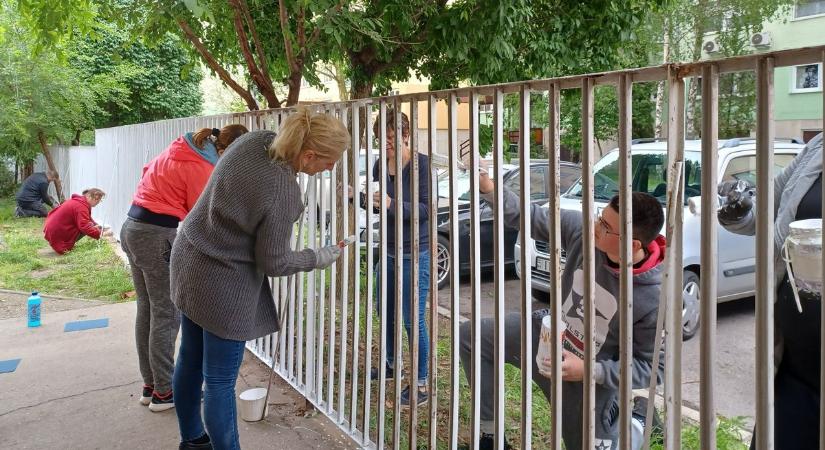 Szülők is bekapcsolódtak a kecskeméti II. Rákóczi iskola kerítésfestésébe – galériával