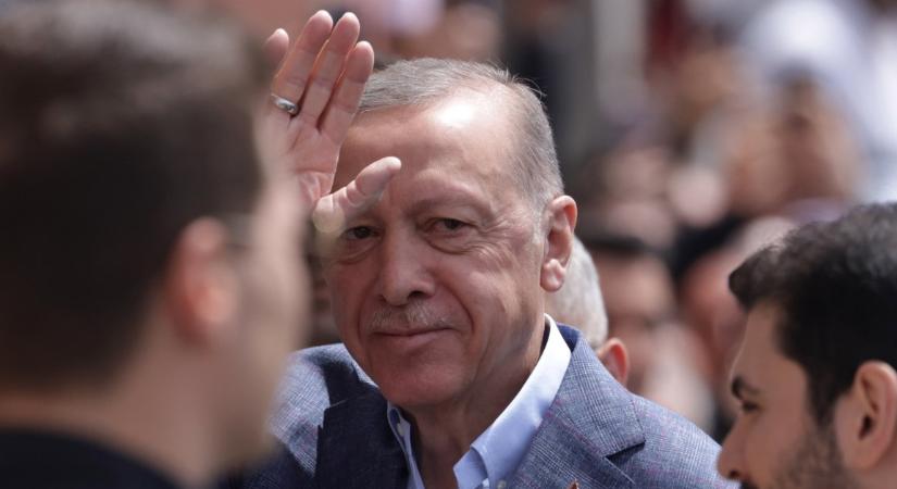 Török választás: Erdogan vezet kihívója előtt