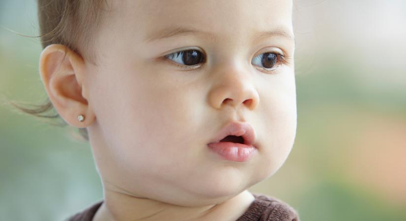 Ezt kell tudnod, mielőtt kilyukasztatnád a kislányod fülét – a szakérő szerint