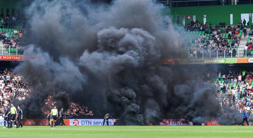 Hat perc után véget ért egy focimeccs a pályára dobált füstbombák miatt