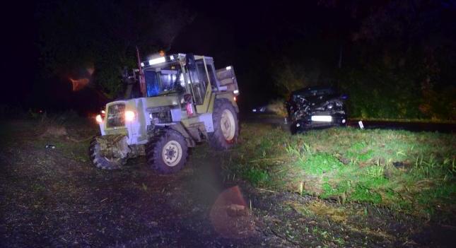 Brutálisan összetört egy traktorba csapódó személyautó – KÉPEK