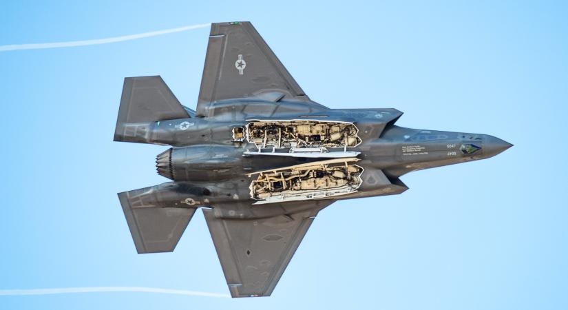 Washington ötven darab F-35-ös eladását engedélyezte az Emírségeknek