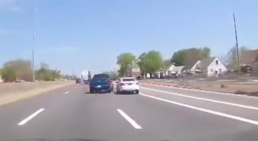 Békésen autózott a külső sávban, mire észbe kapott, szabályosan kilökték az autópályáról - videó