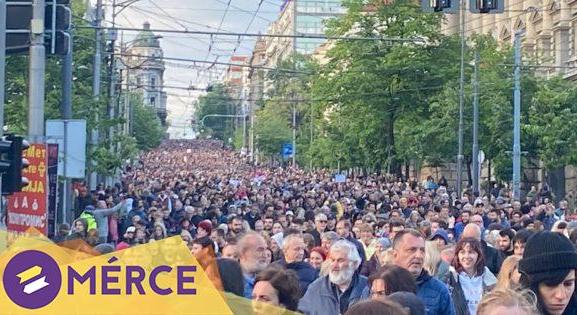 A tömeggyilkosságok miatt tüntető szerbek megelégelték a kormánypropaganda erőszakosságát