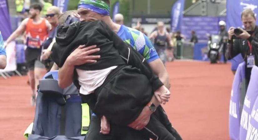 Karjaiba vette beteg barátját, úgy futott be vele a célba a a maratonon a Szuperliga legendája