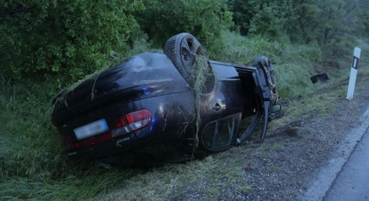 Hatalmas sebességgel száguldott a csúszós úton: fejtetőre borult egy autó Zámoly közelében-fotók
