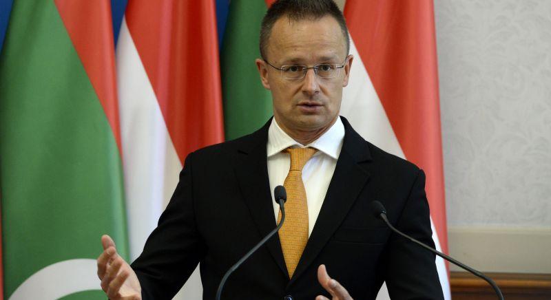 Sztálinista jelmondattal dörgölőzik Szijjártó a kommunista Kínához