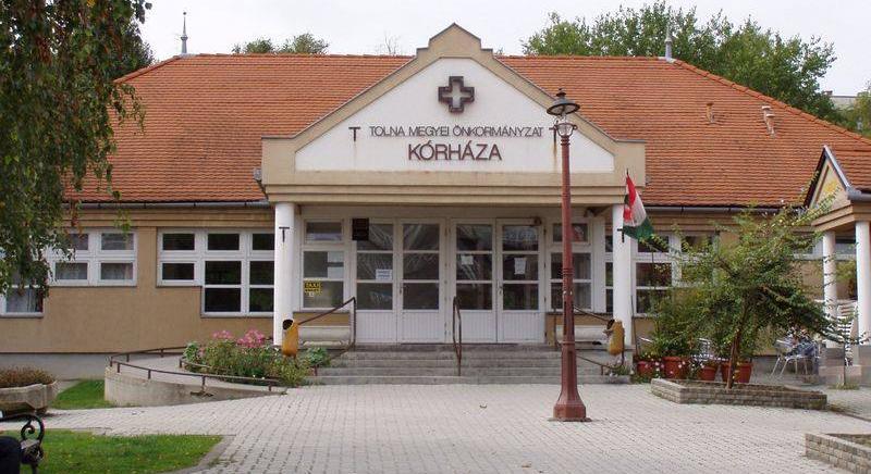 Késsel támadtak az egyik szolgálatát teljesítő nővérre a Tolna Vármegyei Balassa János Kórházban