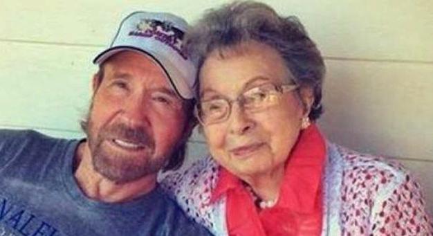 Chuck Norris szeretetteljes üzenetet írt 102 éves édesanyjának Anyák napja alkalmából