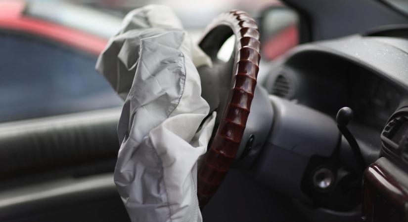 Életveszélyt okozhat a hibás légzsák, 1 millió járművet hívnak vissza