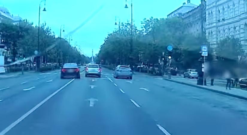 Záróvonalon előzött egy BMW-s az Andrássy úton, nagyon meglepődött, kik jöttek szemből - videó