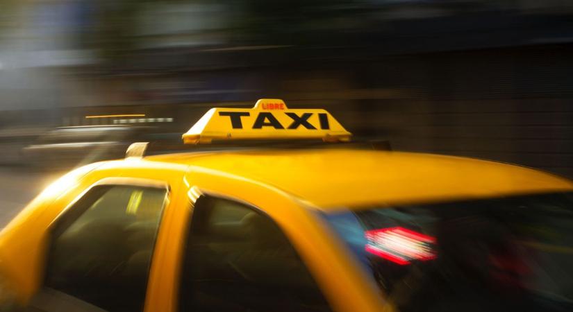 Nem kezdtek aggódni a spicces utasok, mikor a taxis cukorkával kínálta őket
