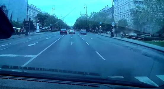 Éppen egy rendőr orra előtt szabálytalankodott a BMW-s az Andrássy úton