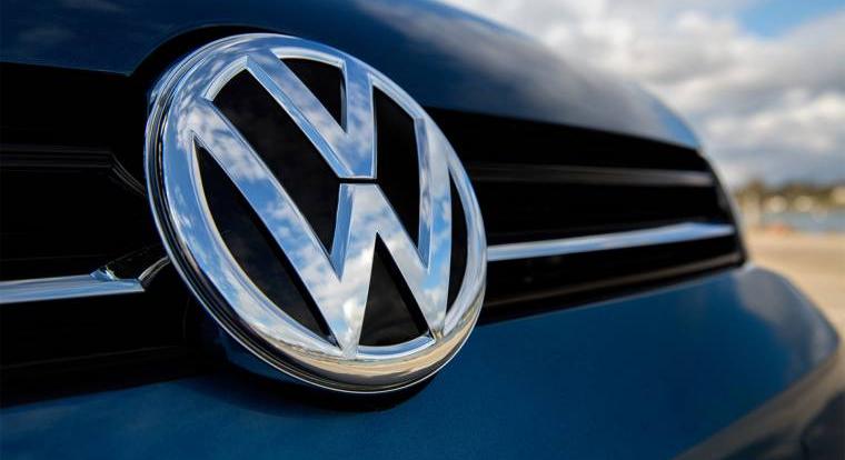 Félmeztelen tüntető zavarta meg a Volkswagen-részvényesek találkozóját