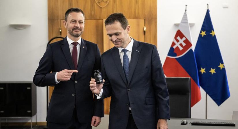 Egy csomag magnéziumtablettát kapott elődjétől az új szlovák kormányfő, hogy bírja idegekkel az előtte álló munkát