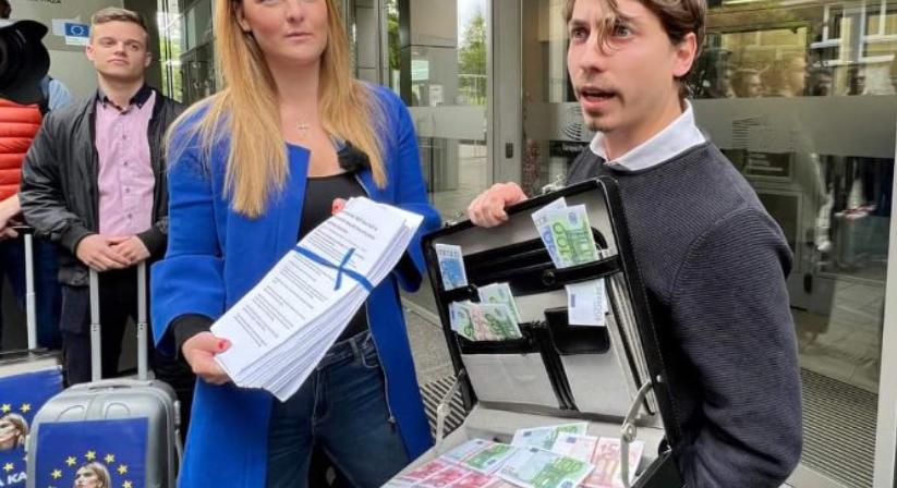 A Fidelitas eurókötegekkel kitömött bőröndökkel fogadta az uniós delegációt – fotók