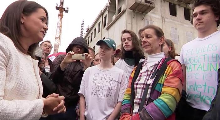Napi aktuális - Novák Katalin személyesen válaszolt a tüntetőknek