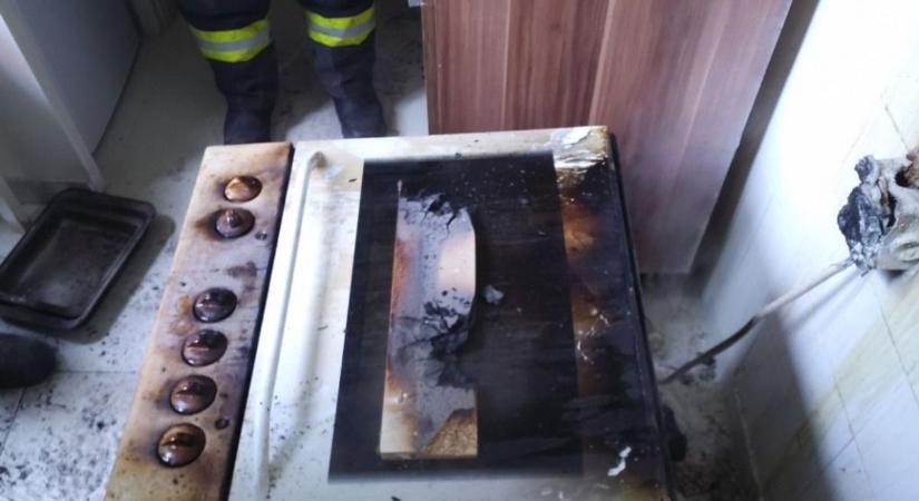 Fotók: fűtésre használt elektromos sütő gyulladt ki egy tatabányai lakásban