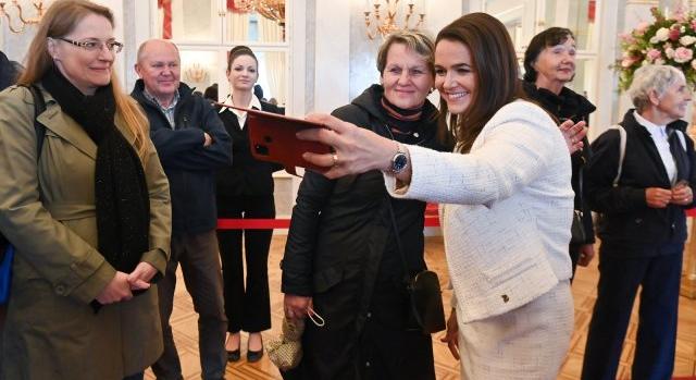 Novák Katalin hivatala bevásárolt: 66 milliós zongora, 280 millió autókra