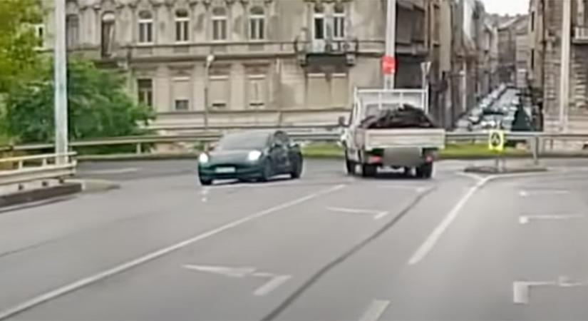 Elfelejtett elsőbbséget adni a teslás Budapesten, a kisteherautó már hiába fékezett - videó