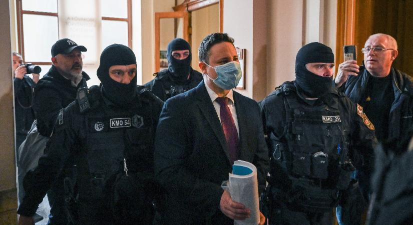 Schadlt bilincsben vezették a vádlottak padjára, Völner nem jelent meg az első tárgyalási napon