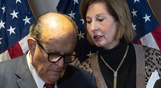 Orális szexre kényszerítette őt, miközben telefonált - állítja Rudy Giuliani volt alkalmazottja