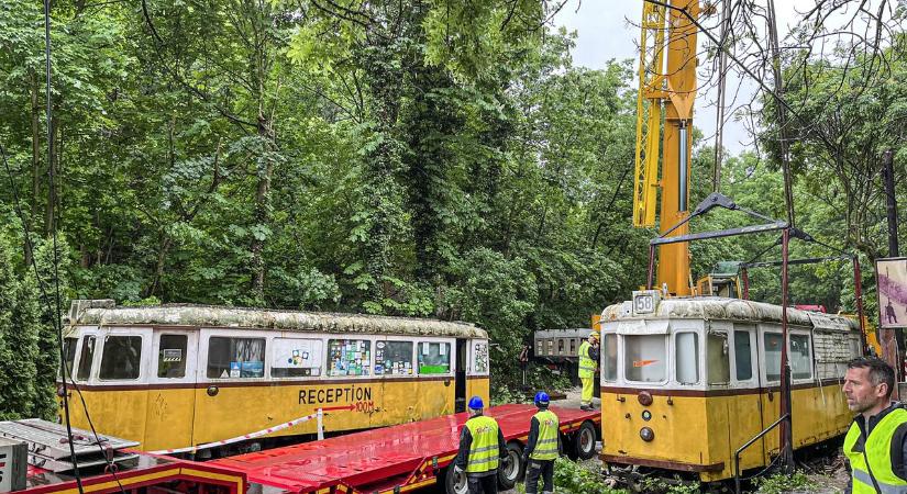 Elhordják a villamoskocsikat a bezárt Zugligeti végállomásról – jó helyre kerülnek a retro vagonok – Fotók