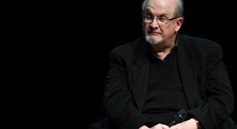 Először szólalt meg nyilvánosan Salman Rushdie író, akire tavaly késsel támadtak egy irodalmi fesztiválon