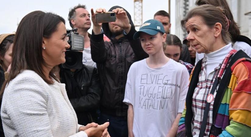 „Novák Katalin kínosan érezte magát” – megszólalt a Sándor-palotánál tiltakozó tanár