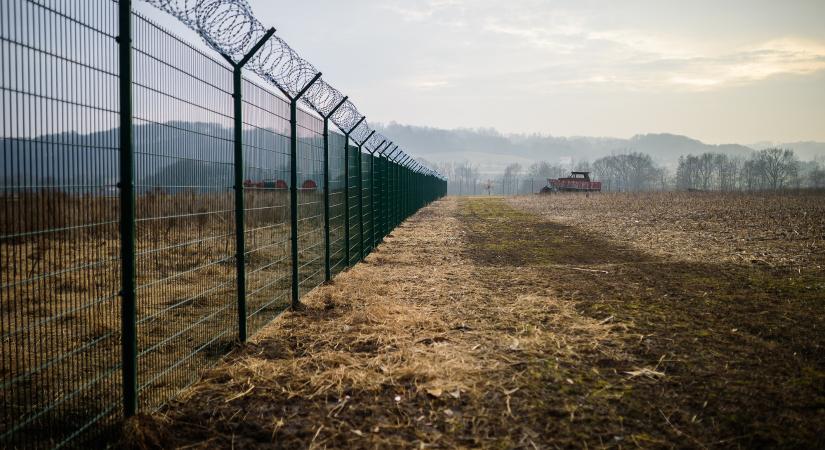 Szlovénia elkezdte felszámolni a horvát határon lévő panelkerítést