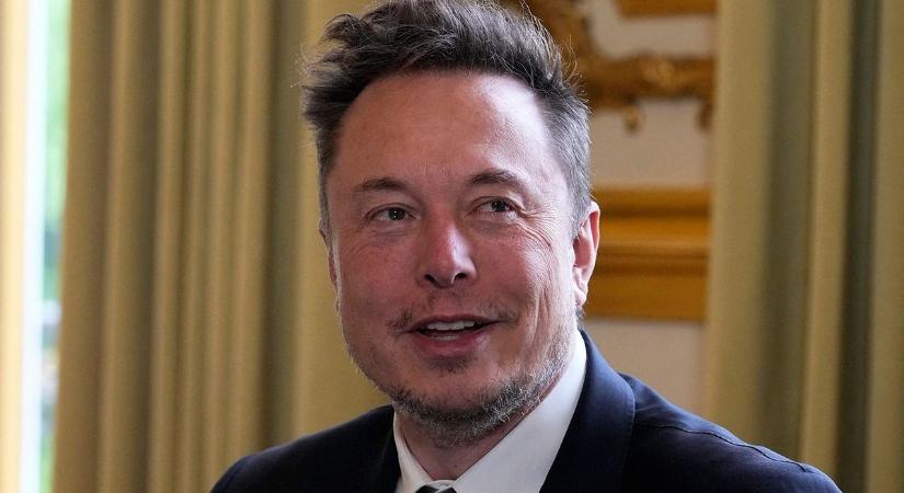 Átmulatott éjszaka után, gyűrött arccal találkozott Emmanuel Macronnal Elon Musk