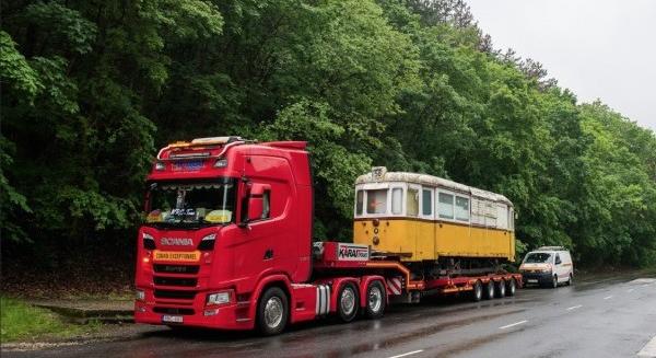 Az Északi Járműjavítóba szállítják Zugligetből a két 1000-es villamost