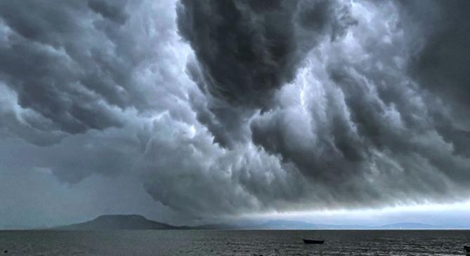 Mordori felhőkkel érkezett a vihar a Balatonra