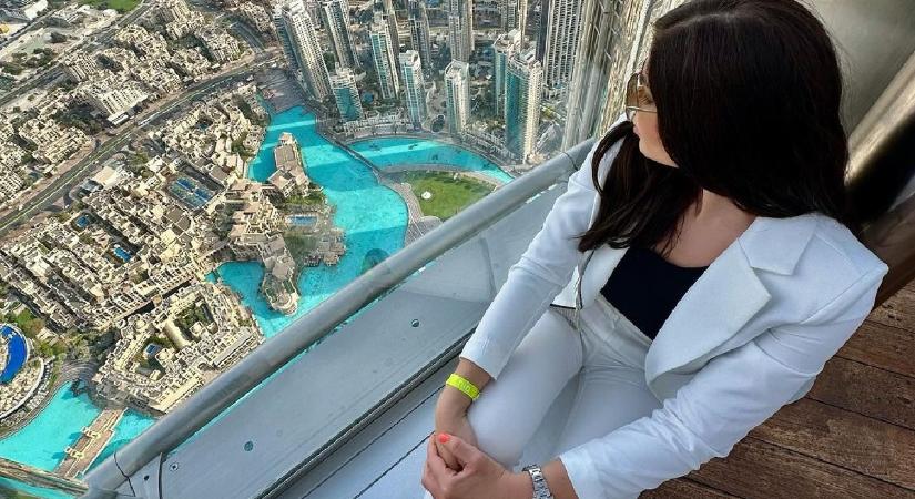 Gáspár Evelint a Burj Khalifa tetején fotózták Dubajban (fotók)