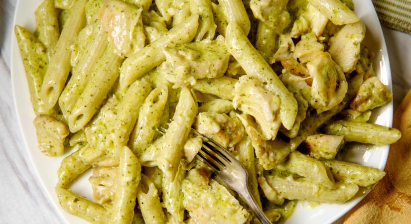 Krémes pesztós tészta fűszeres csirkemellel: isteni ebéd fél órán belül