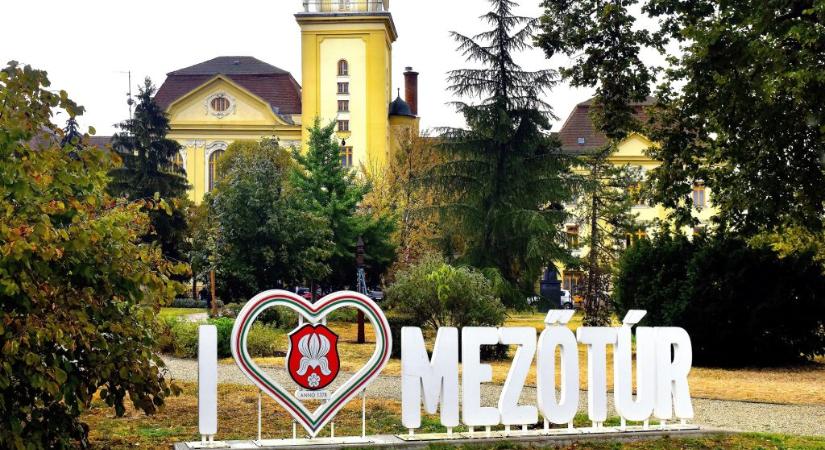 Megszólalt a légvédelmi sziréna Mezőtúron, utcára szaladtak az emberek
