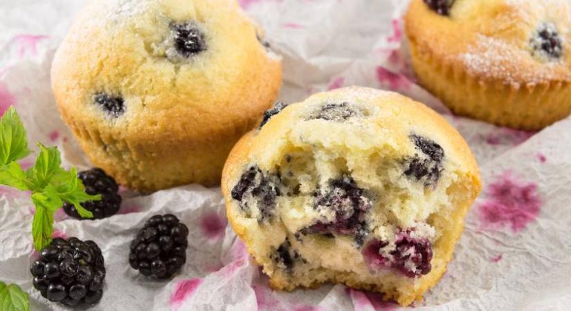 Gluténmentes bögrés muffin gyümölccsel: joghurtos pohárral mérd ki a hozzávalókat