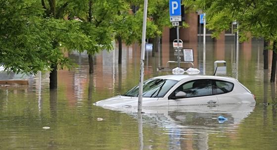 Víz alatt egy komplett rendőrautóflotta, villogva, járó ablaktörlővel úszó üres autók - videók az olaszországi árvízről
