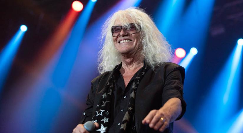 „Mecky itt van velünk, nem nyúltunk semmihez, ami az övé” – Ma lenne 80 éves az Omega legendás énekese