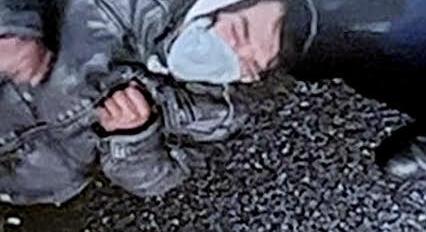 Bemutatta a bíróság a videót, amin a földön fekvő hajléktalan fejét rugdossa egy rendőr