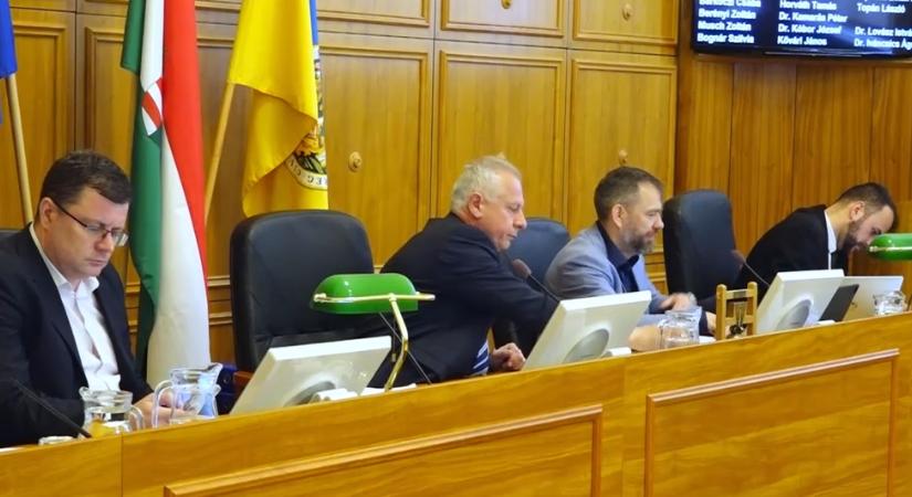 Elutasította Pécs balliberális többségű képviselőtestülete az országgyűlés békepárti határozatát