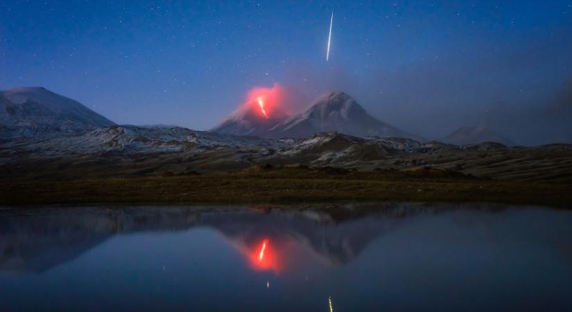 Ilyen, amikor a vulkánkitörésről készült képbe besüvít egy meteor