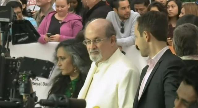 Először szólalt meg Salman Rushdi azóta, hogy tavaly megtámadták egy irodalmi fesztiválon