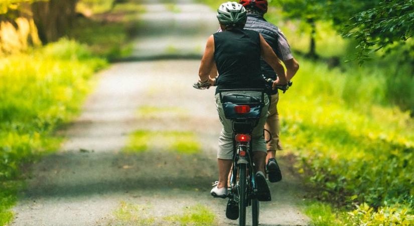 Kerékpártúra biztonságosan. 51 aranyszabály és a kötelezően előírt biciklis tartozékok