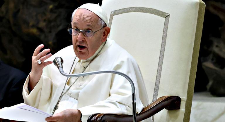 Sürgős hívást kapott Ferenc pápa audencia közben