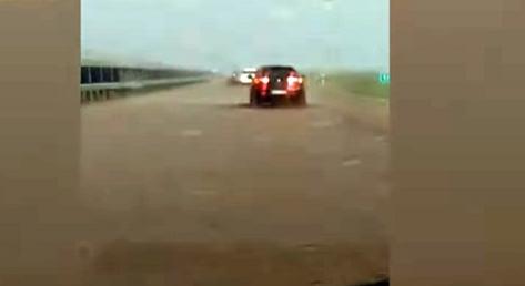 Ilyen sárfolyam borította az M4-es autóutat, ami miatt le is kellett zárni – videó