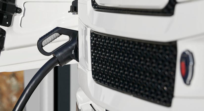 Egységes, virtuális töltőhálózatot épít ki a Scania