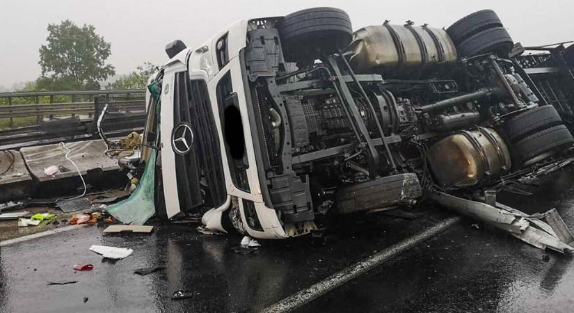 FOTÓK: Felborult egy kamion az M0-son. Kisbusszal ütközött