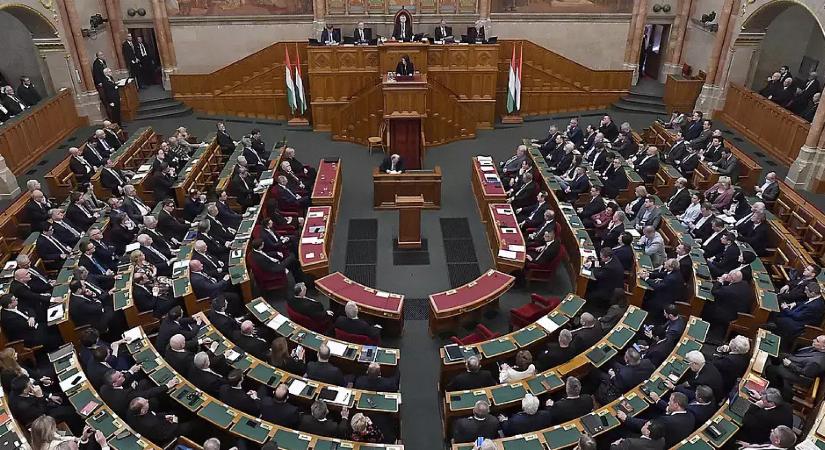 A DK parlamenti határozattal írná át a jövő évi költségvetést