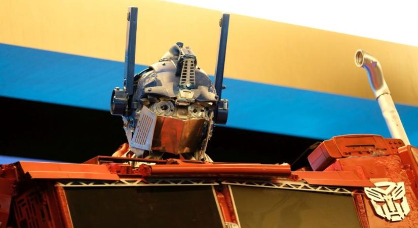 Hatalmas Transformers-szoborral várja a Paramount a filmsorozat új részét